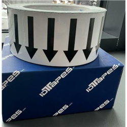 Taśma z kierunkiem przepływu (50mm) (biała z czarnymi strzałkami)